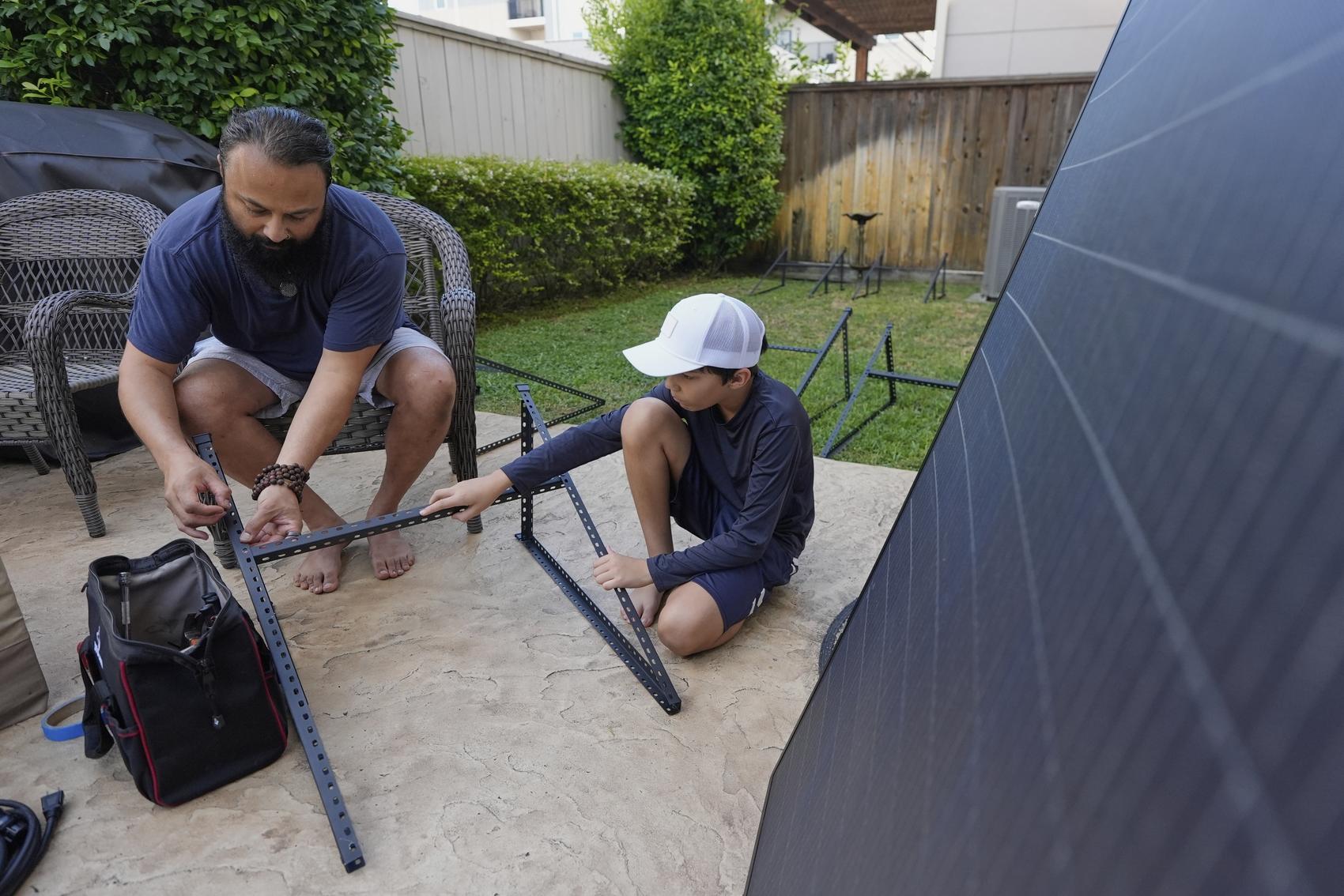 Solar panels that fit on your balcony or deck gaining traction in U.S.