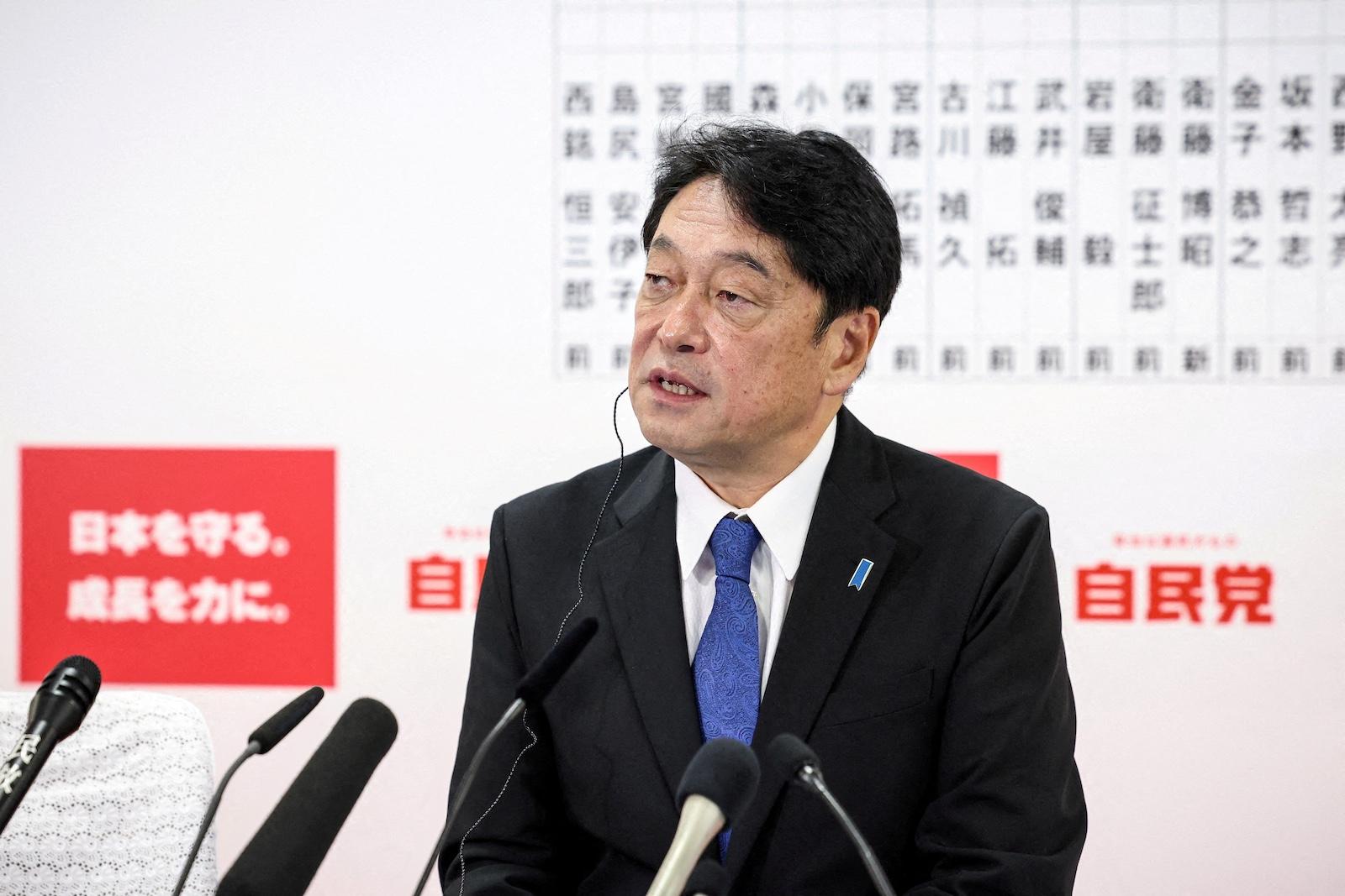 Ex-defense minister stresses need to debate Japan's non-nuclear principles