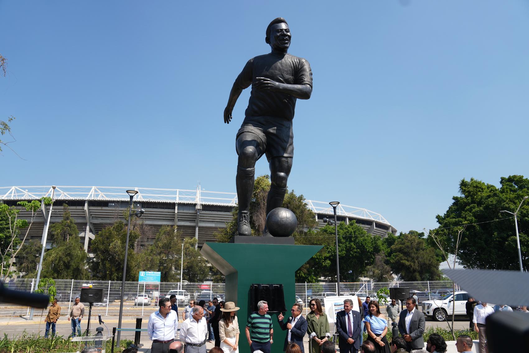 Towering statue of Pel&eacute; unveiled in Guadalajara ahead of the World Cup