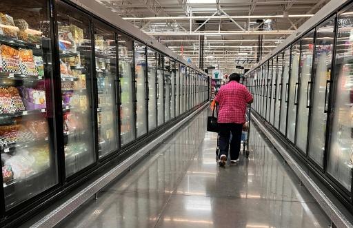 U.S. retail sales lose steam, consumer confidence falls as costs bite