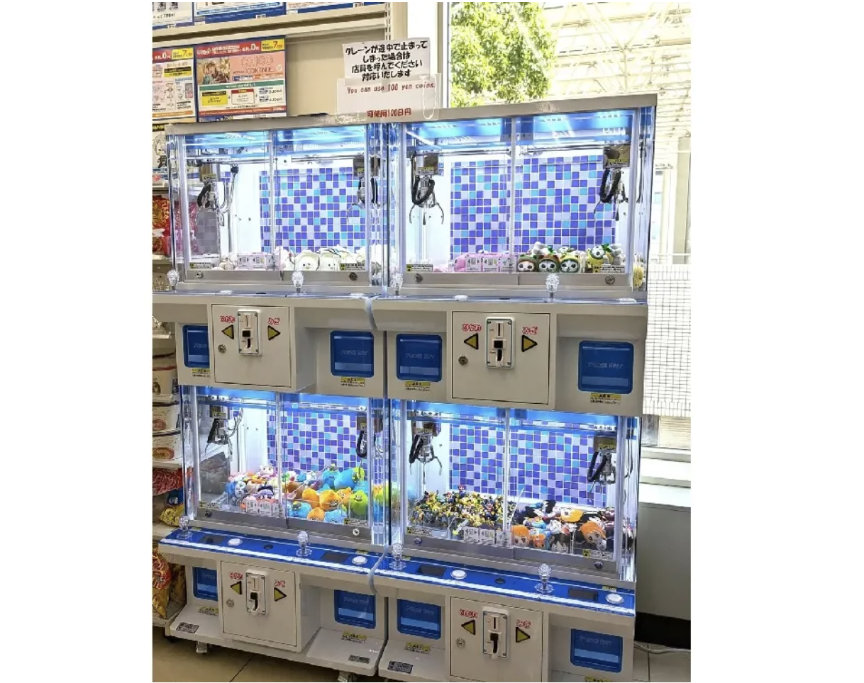 Crane games in Japanese convenience stores getting more and more popular, especially with tourists